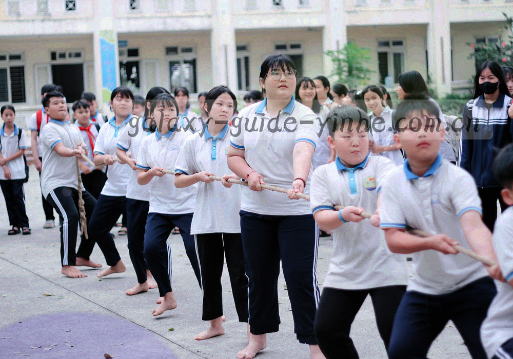 三种典型屏幕尺寸下银河界面布局对比示意，标注最小适配宽度 320 像素